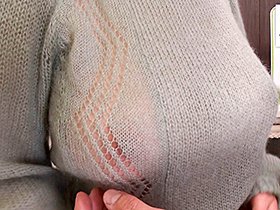 着衣巨乳痴女〜105cmのKカップ爆乳女優小梅えながニット着衣のパツパツおっぱいで痴女プレイ〜　サンプル画像08